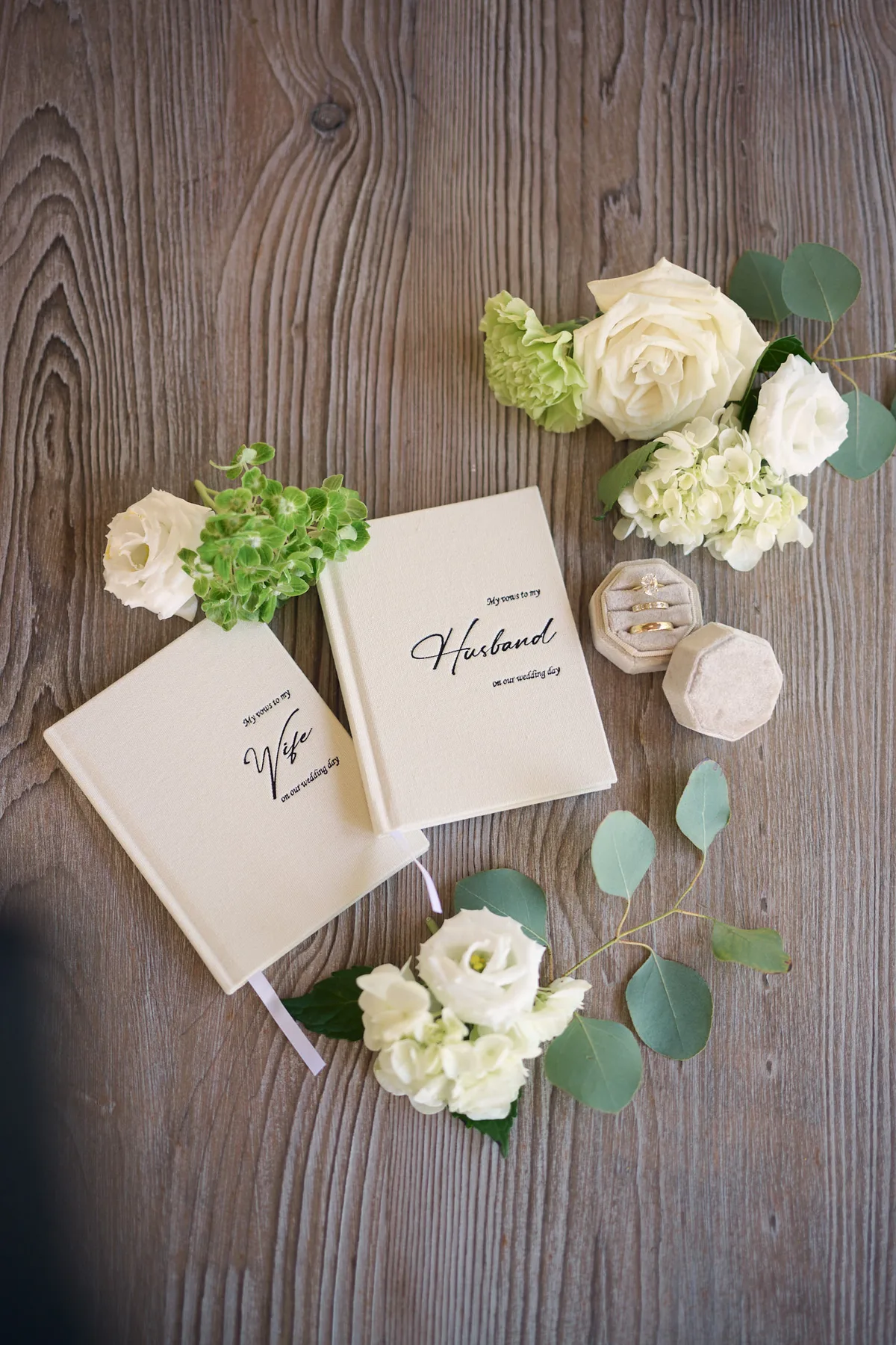 I libretti delle promesse tra fiori bianchi ed eucalipto