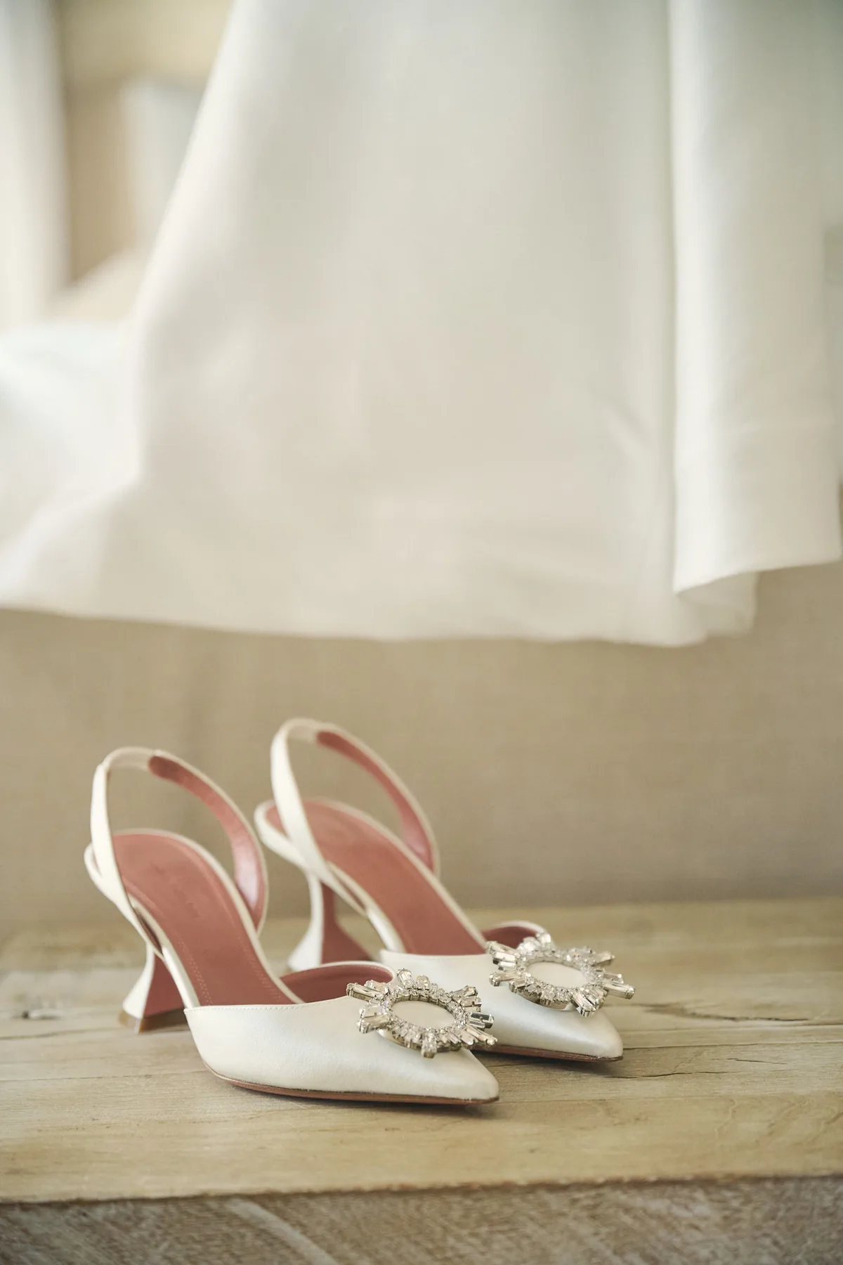 Le scarpe della sposa con il fiocco gioiello, dettaglio dei preparativi