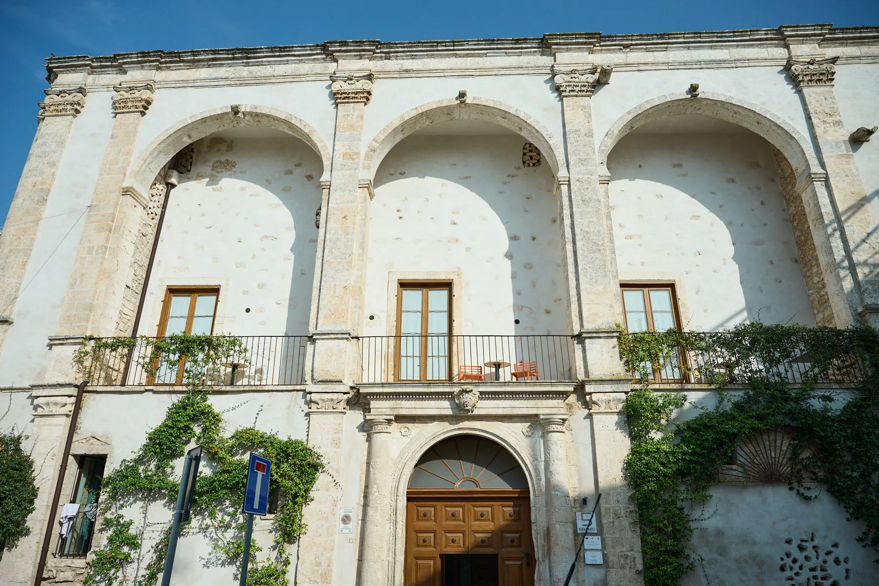 La facciata di Palazzo 5° Elemento a Ostuni, di sera