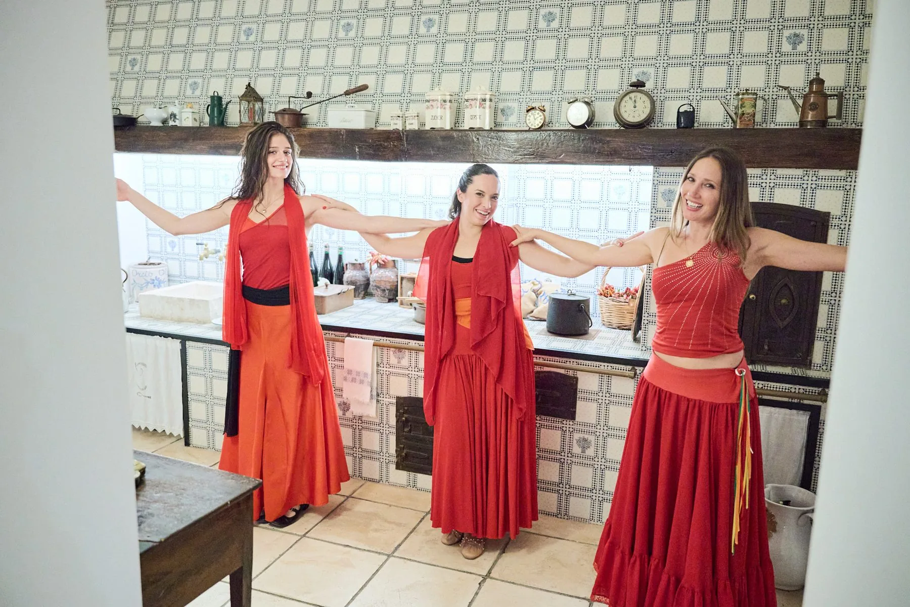 Le ballerine di pizzica in abito rosso, pronte per l'esibizione