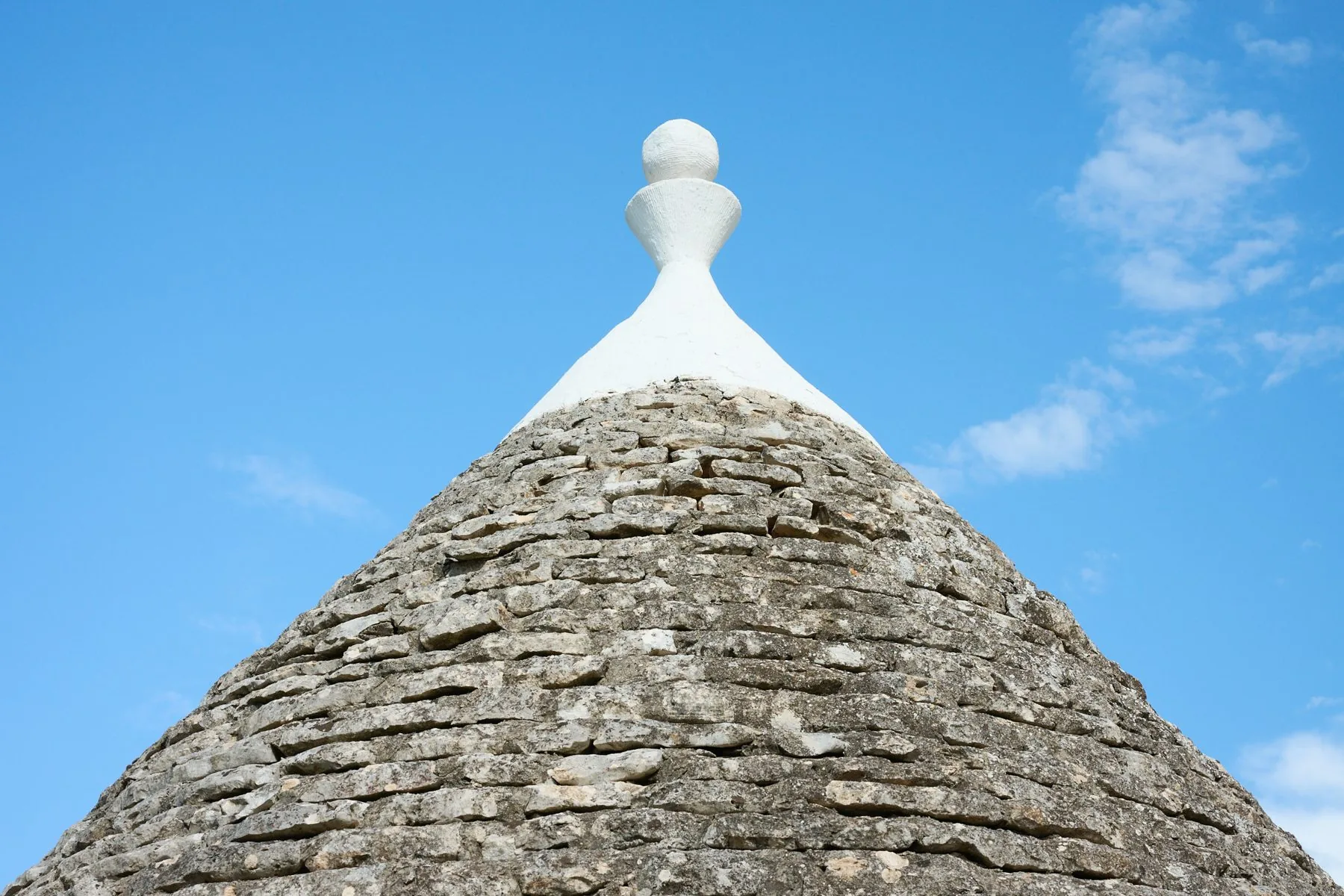Il tetto a cono di un trullo a Dimora dei Semplici