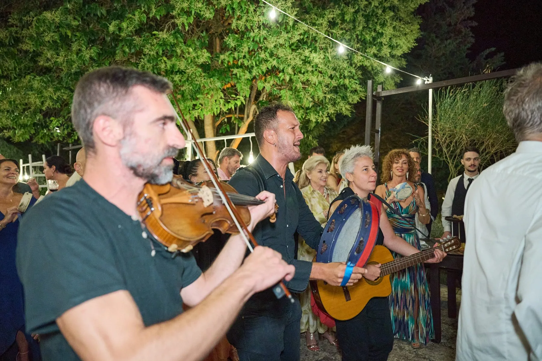 Un violinista suona durante il ballo serale