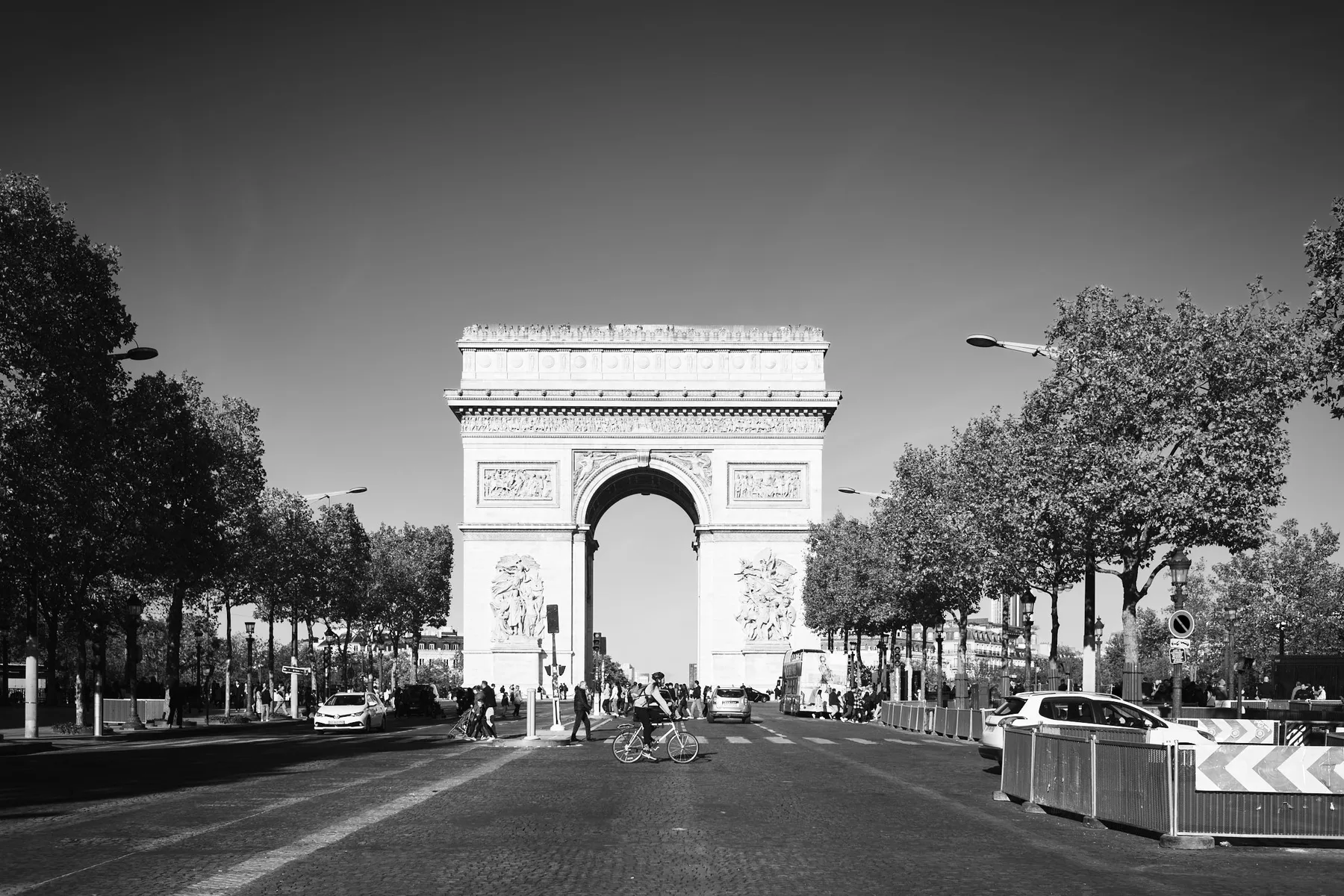 L'Arco di Trionfo in fondo agli Champs-Élysées