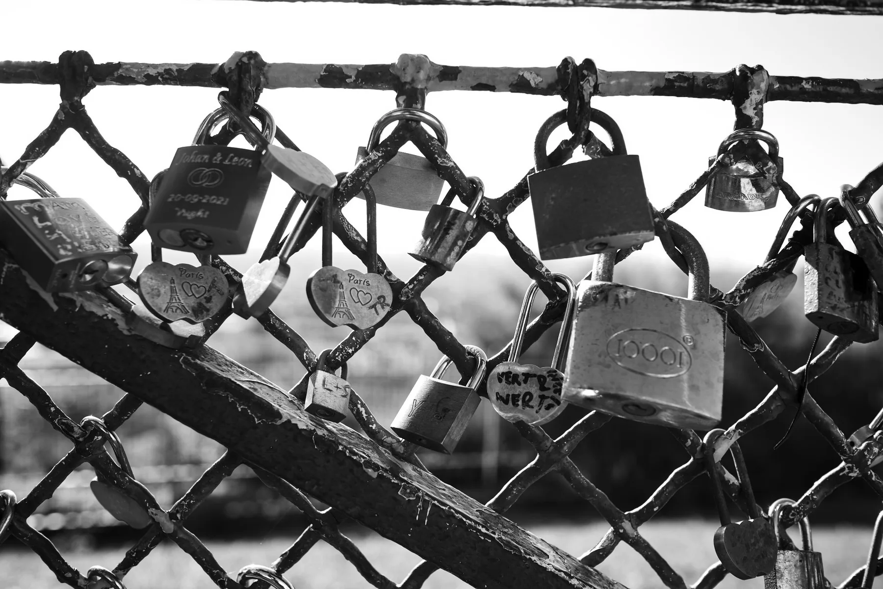 I lucchetti degli innamorati su una rete a Montmartre