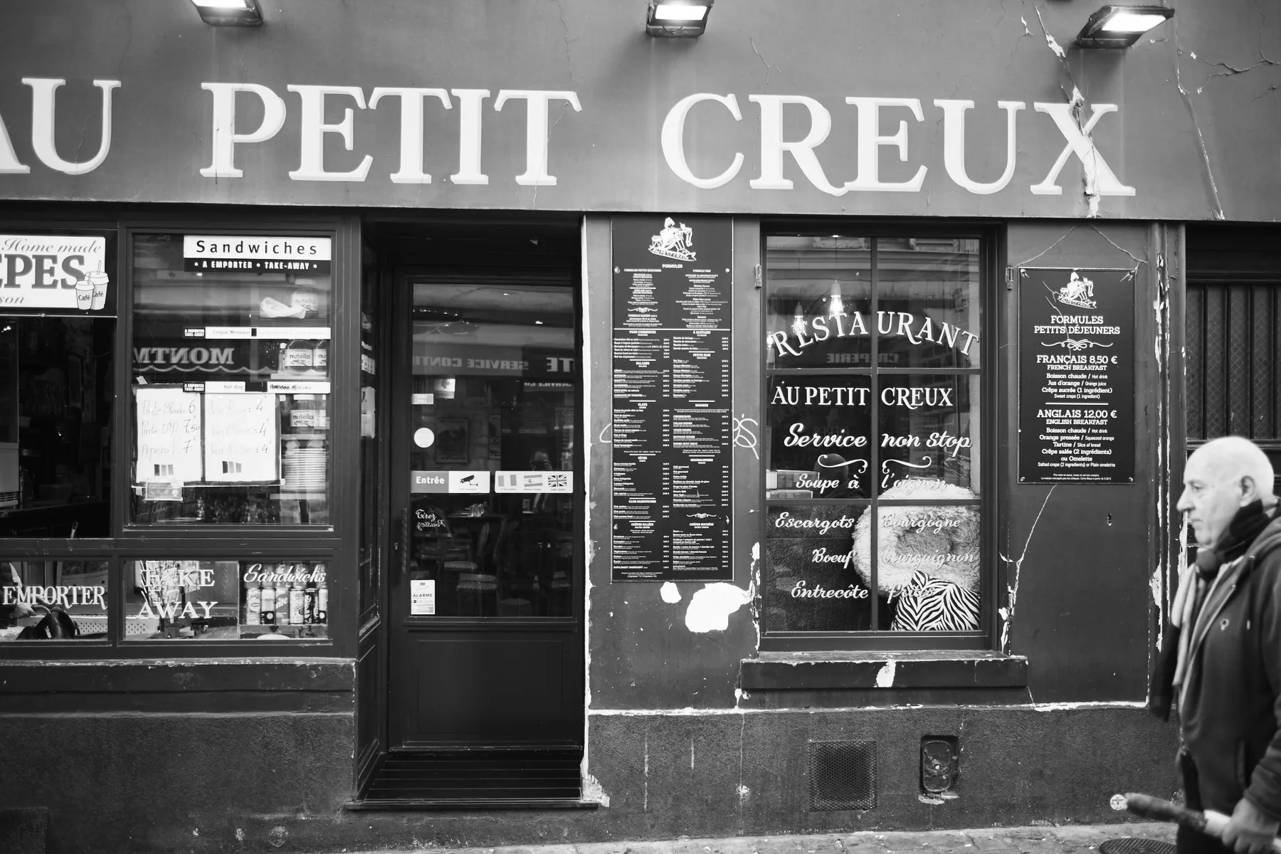 La vetrina di un bistrot di Montmartre