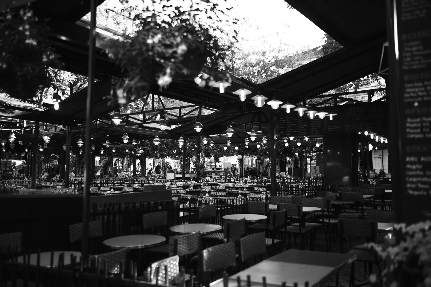 I tavolini di un caffè di Montmartre sotto la tettoia