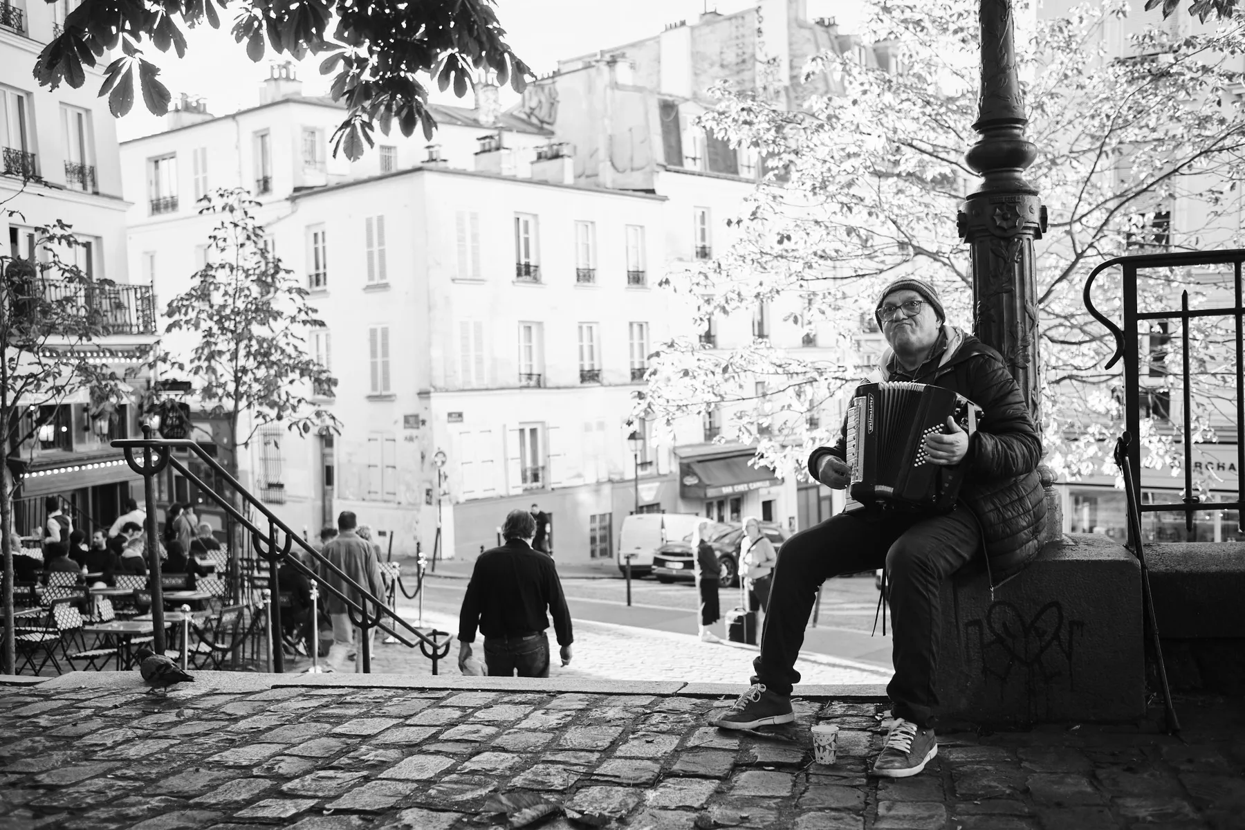 Un fisarmonicista suona sui gradini di Montmartre