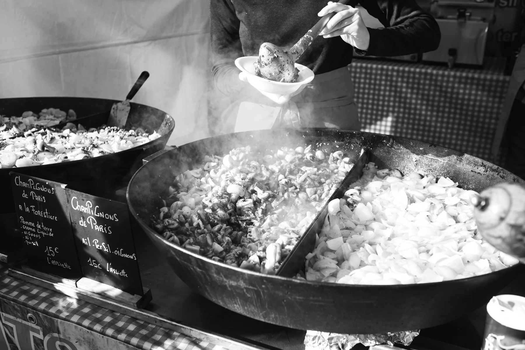 Una padella fumante a un banco di Montmartre