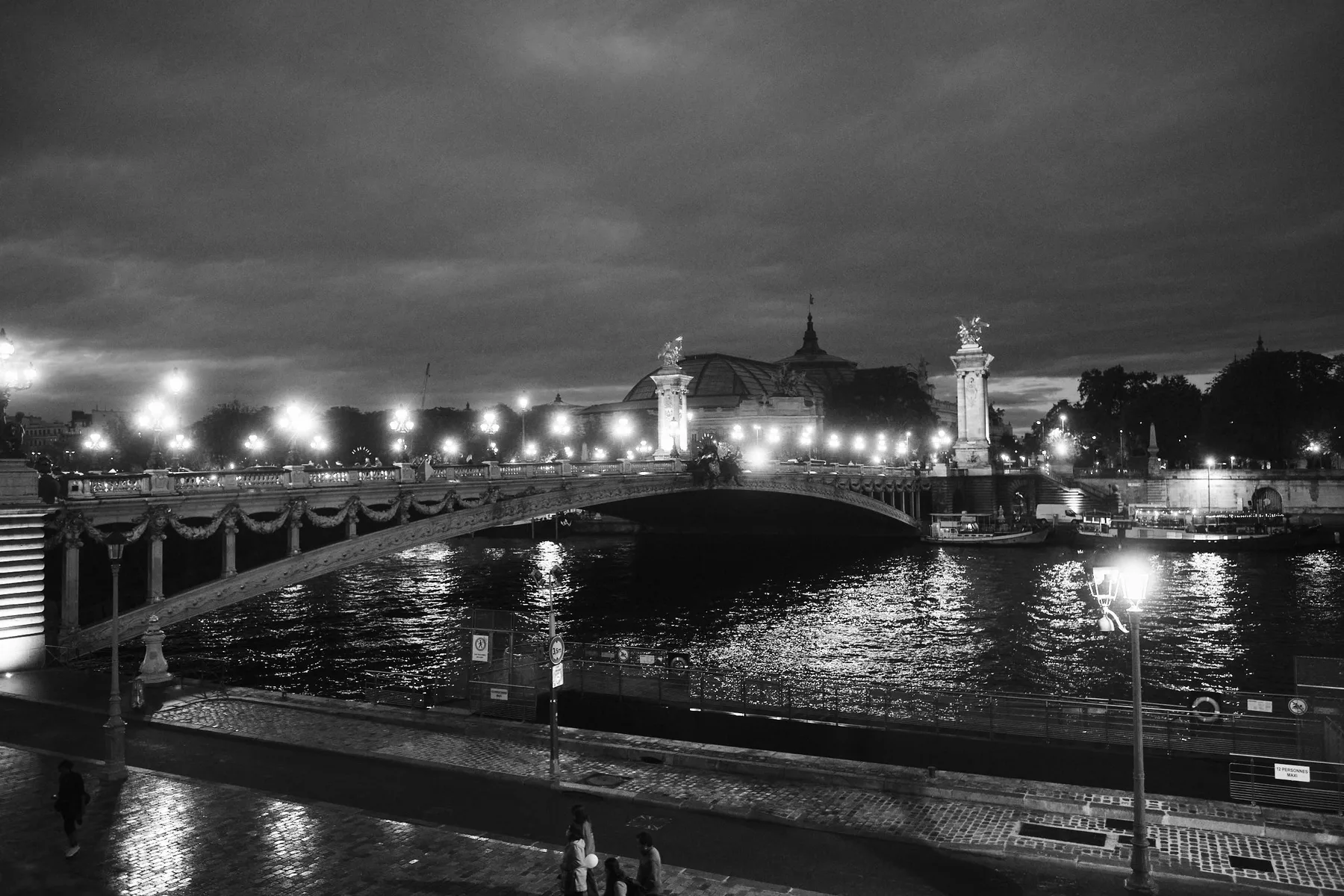 Il Pont Alexandre III illuminato di notte sulla Senna