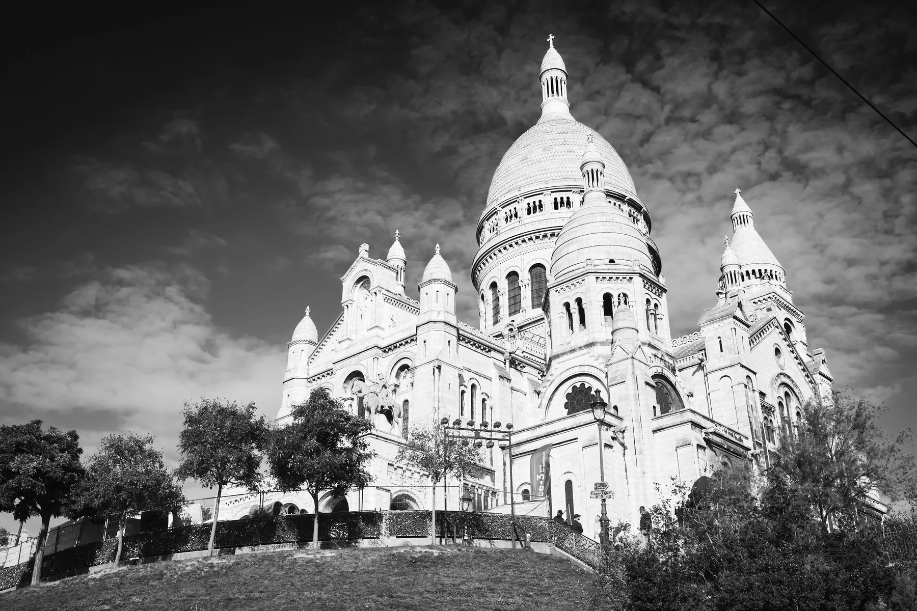 La basilica del Sacré-Cœur contro un cielo di nuvole