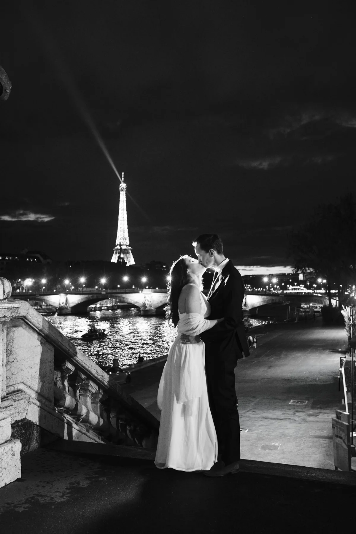 Il bacio degli sposi sul lungosenna, di notte
