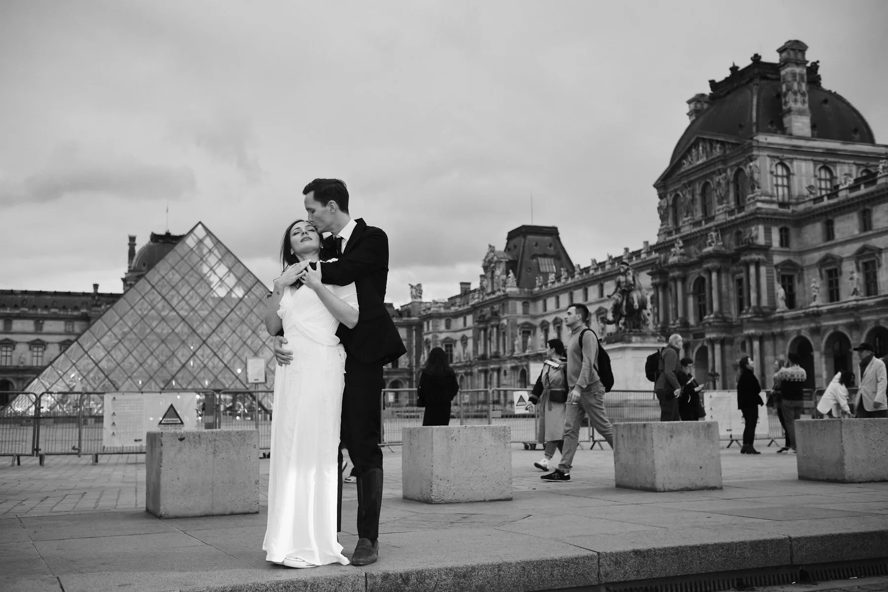 Vincent e Francesca nella corte del Louvre