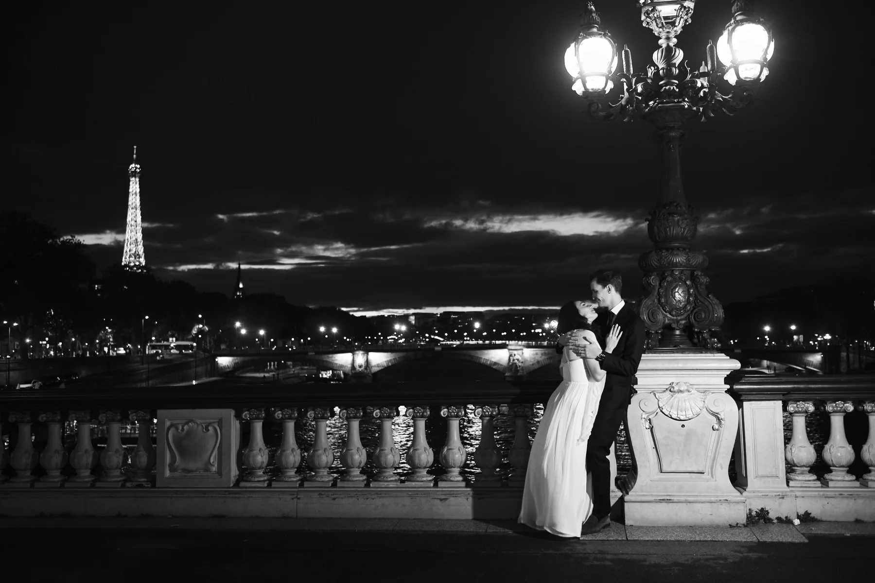 Vincent e Francesca sul Pont Alexandre III, con il lampione e la Tour Eiffel illuminata