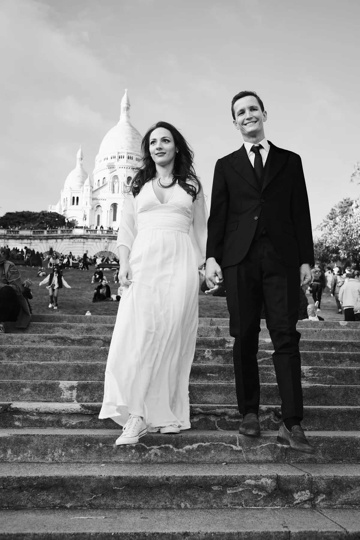 Vincent e Francesca scendono la scalinata del Sacré-Cœur mano nella mano