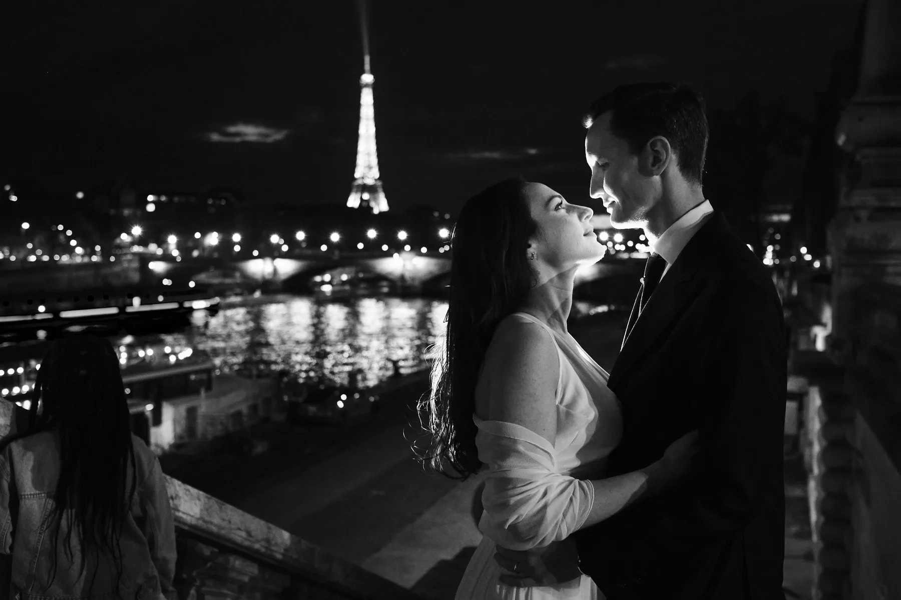 Vincent e Francesca abbracciati sulla Senna, con la Tour Eiffel illuminata