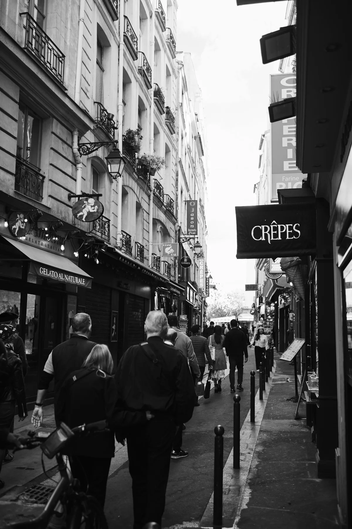 Una via stretta del Quartiere Latino con l'insegna di una crêperie